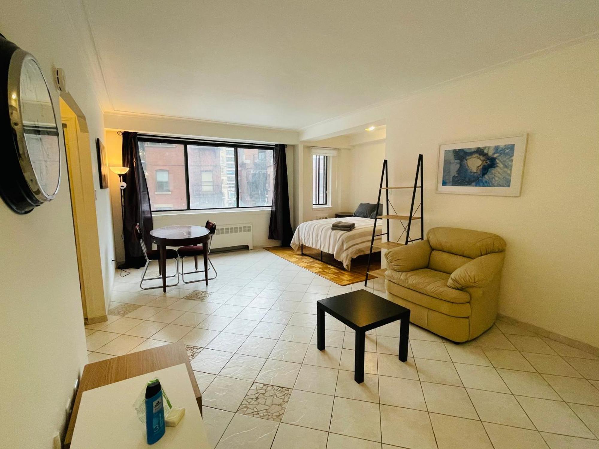 Stylish Apartment: Comfortable In The Golden Square Mile *